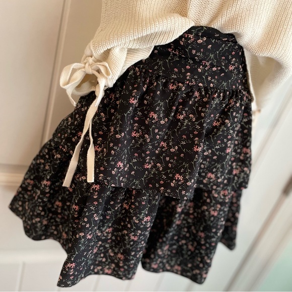 EUC Chelsea & Violet Black Dainty Floral Skirt sz Large - Picture 9 of 10